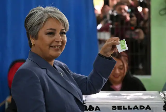 Jannette Jara mostra seu voto